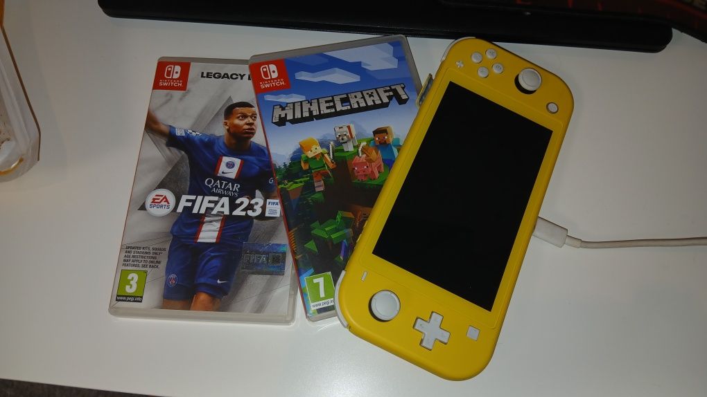 Nintendo switch lite жълт