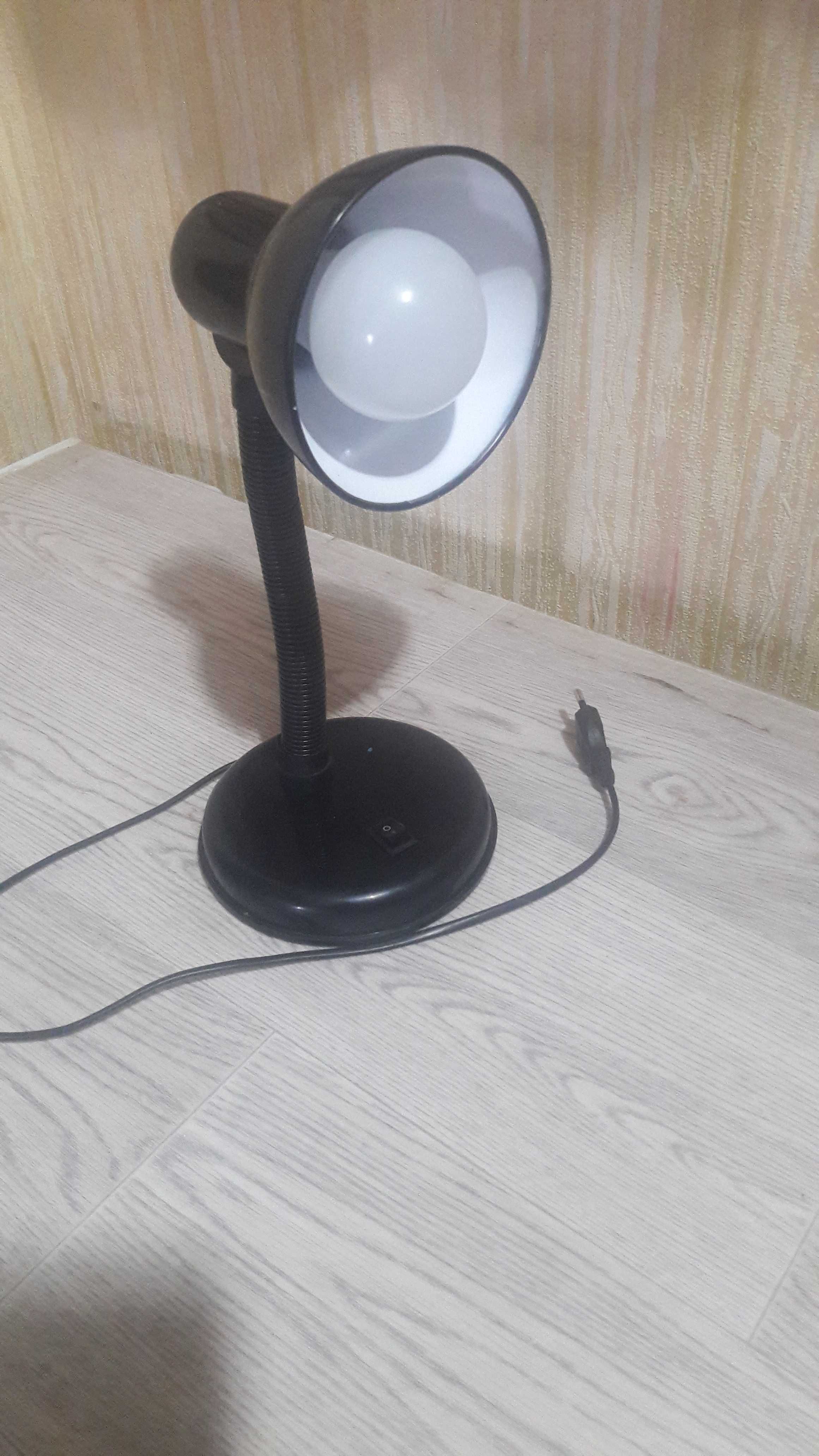 Продам настольную лампу