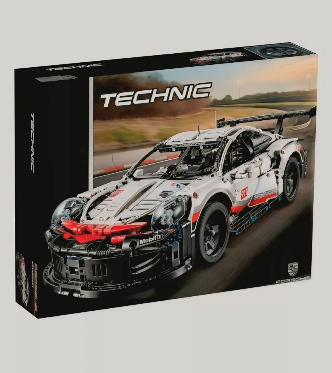 Этот конструктор представляет собой реплику модели Porsche 911 RSR