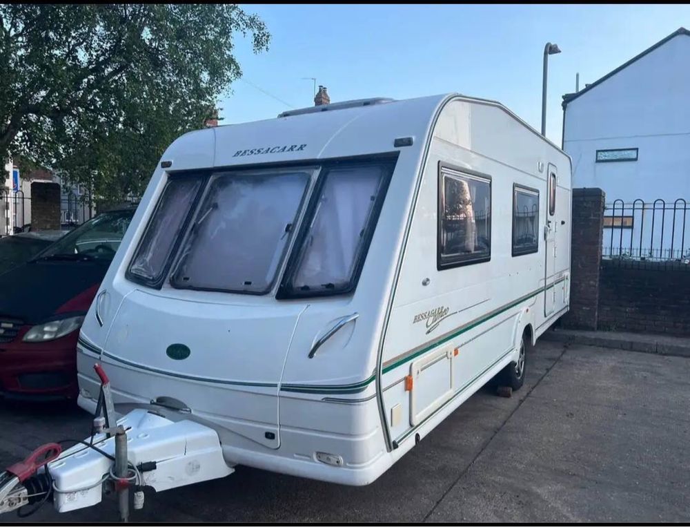 Продавам англииска каравана BESSCARR Cameo 525 SL-пройзведена е 2003 г