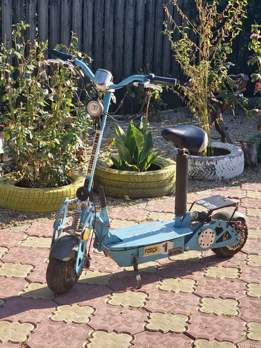 Trotinetă elecrică Forca cu cheie și aripi de carbon