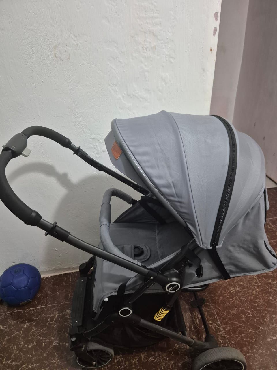 Продаю детскую коляску + 2 пакета вещей