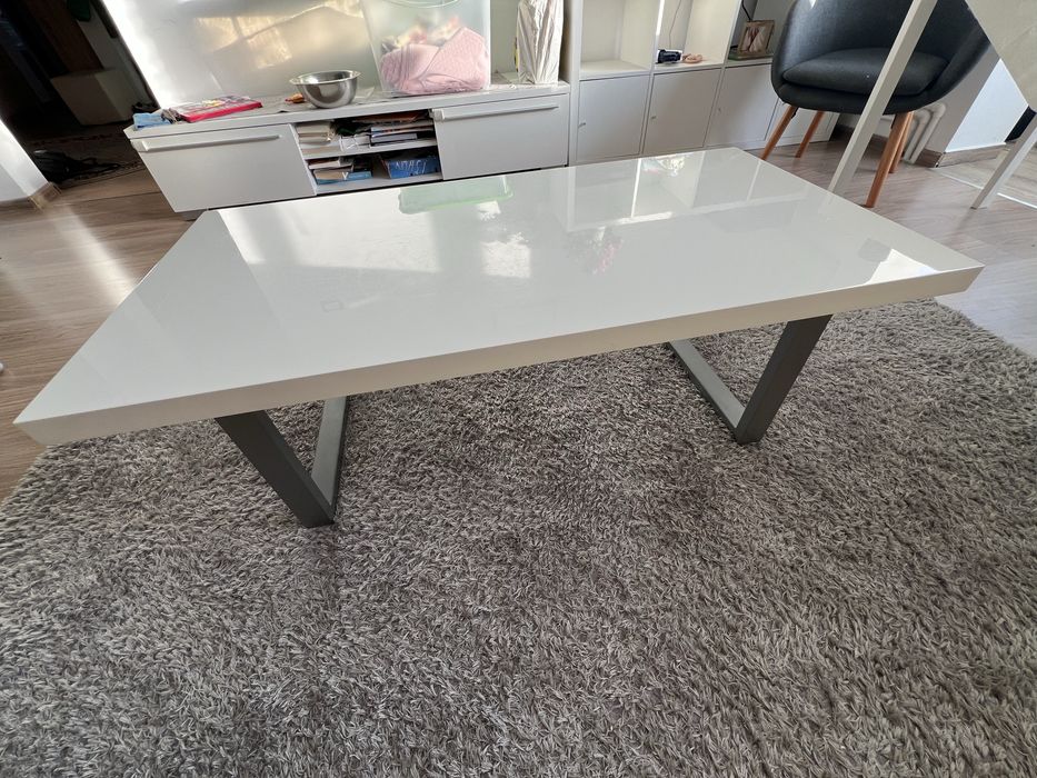 Masă sufragerie – stare bună, cu urme de uzură