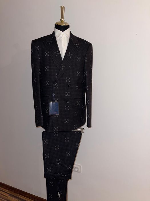 Costum negru elegant Louis Vitton