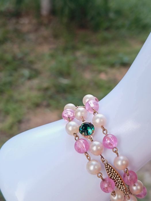 Veche bratara din perle false, margele roz si piatra verde