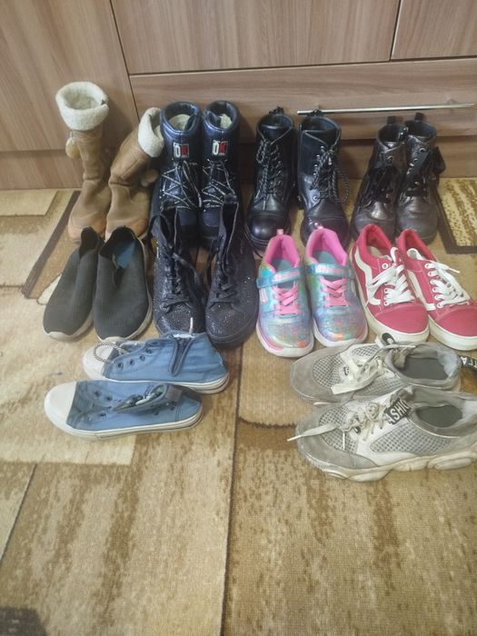 Отдам бесплатно обувь и куртку на девочку