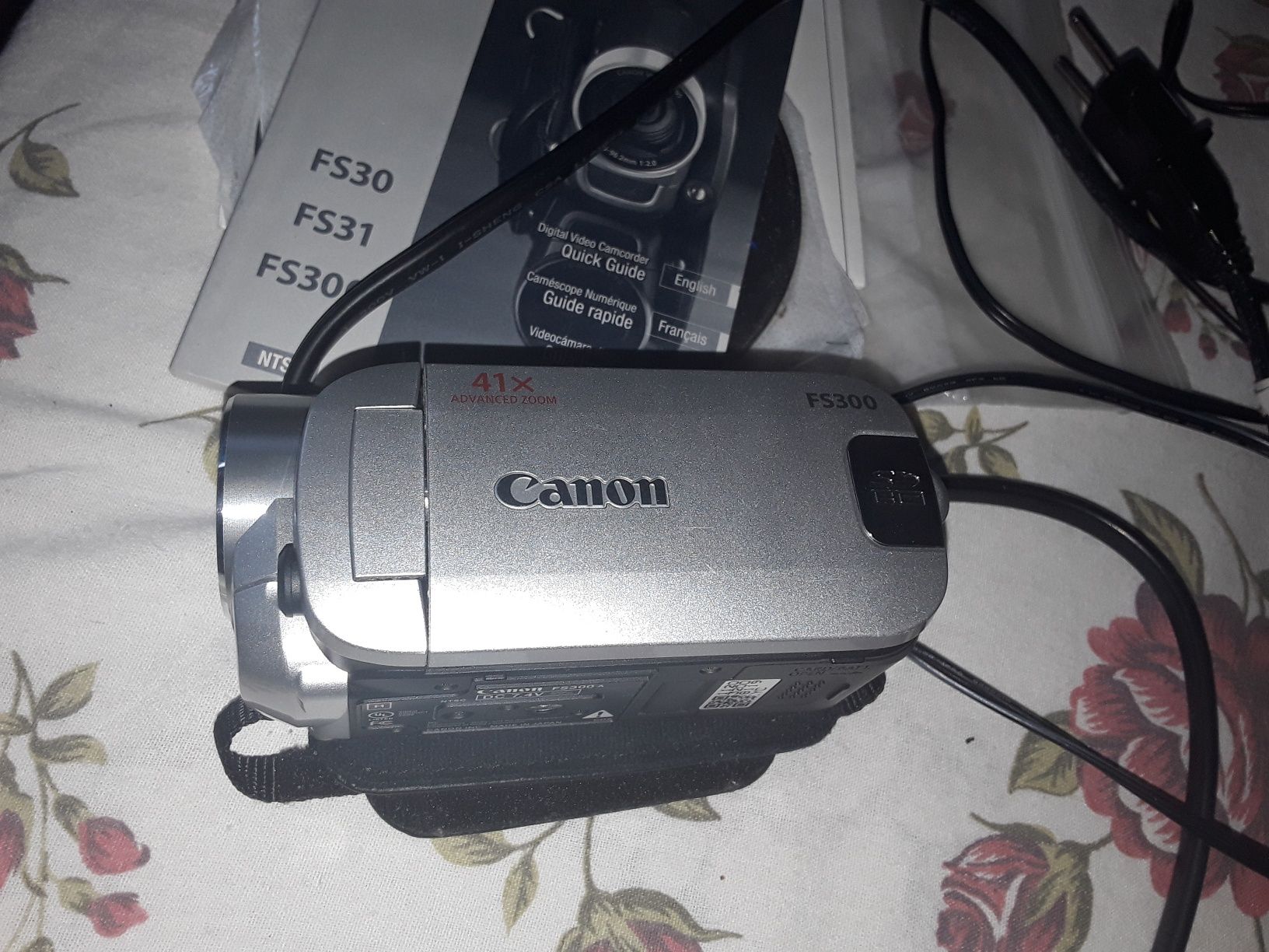 Camera video canon, încărcător original card 8g sd ,cd,pret 400lei fix