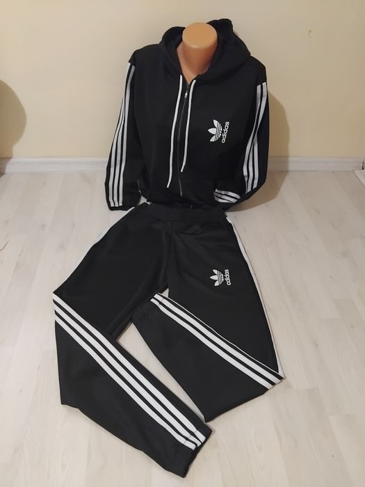 Model nou!  Trening dama Adidas.