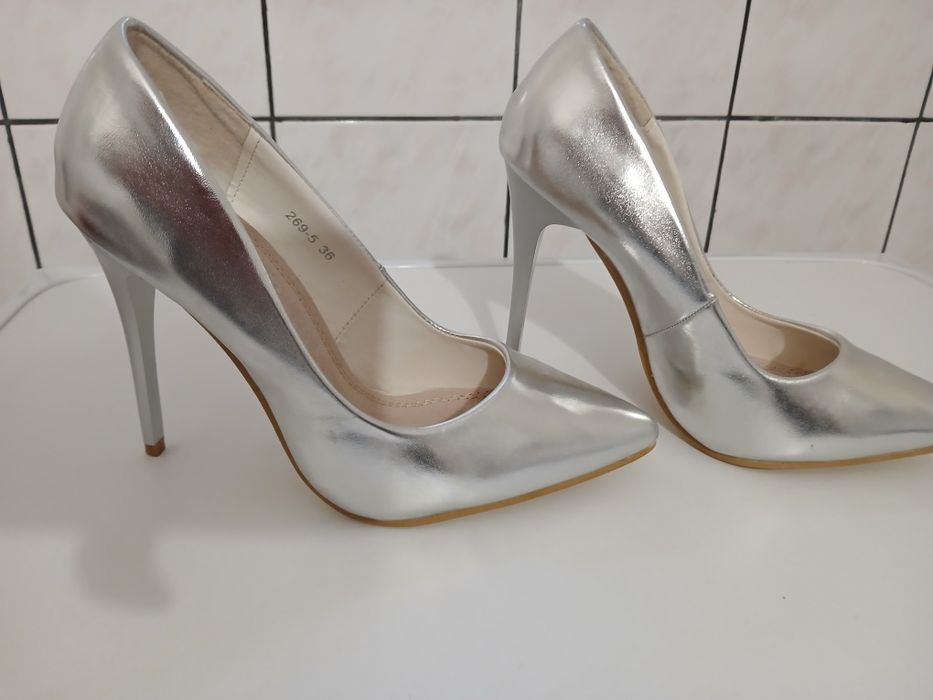 Pantofi argintii noi nr.36