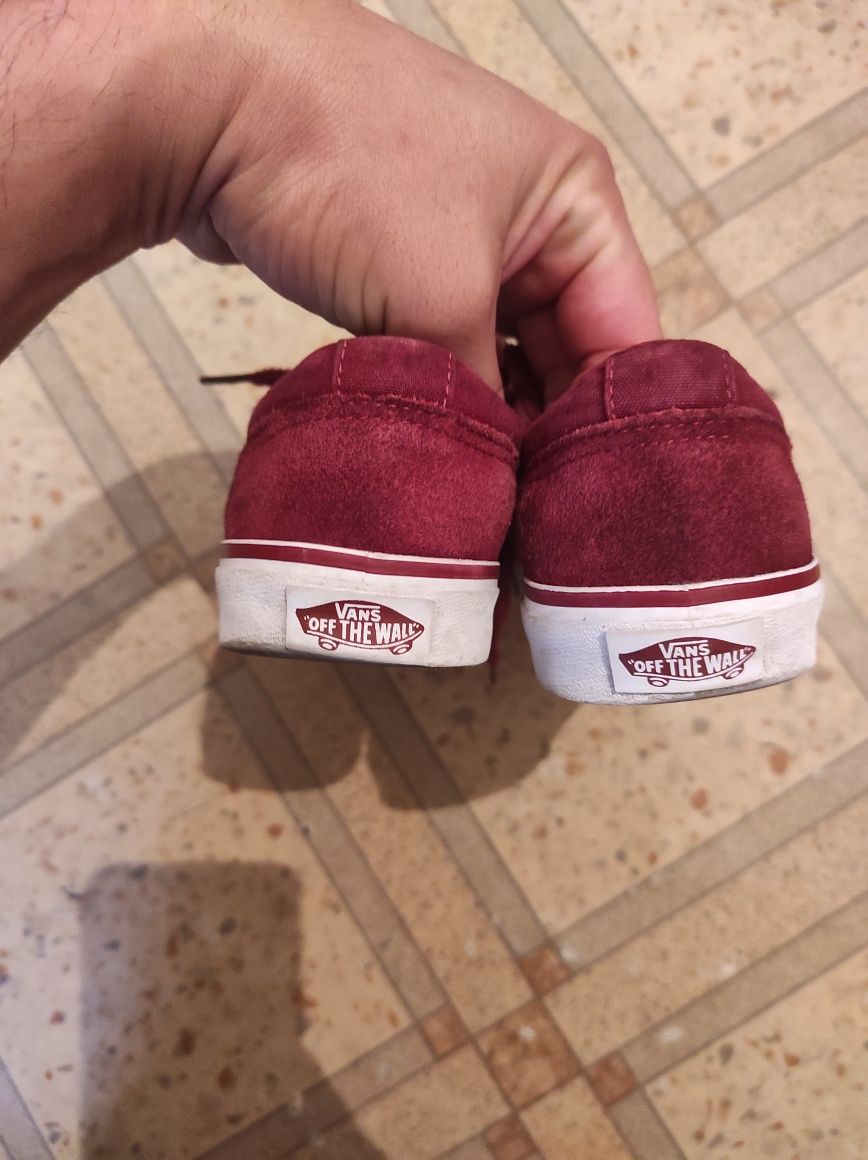 Продам оригинальные кроссовки Vans в хорошем состоянии.