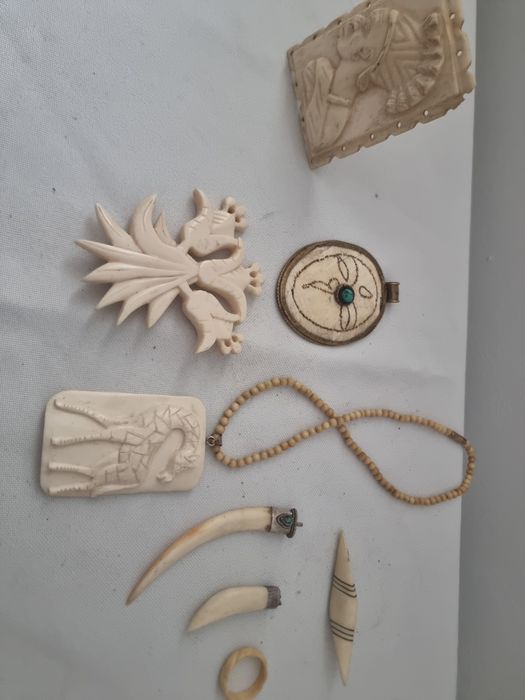 obiecte din fildes, piese vechi , pandantive si plachete sculptate