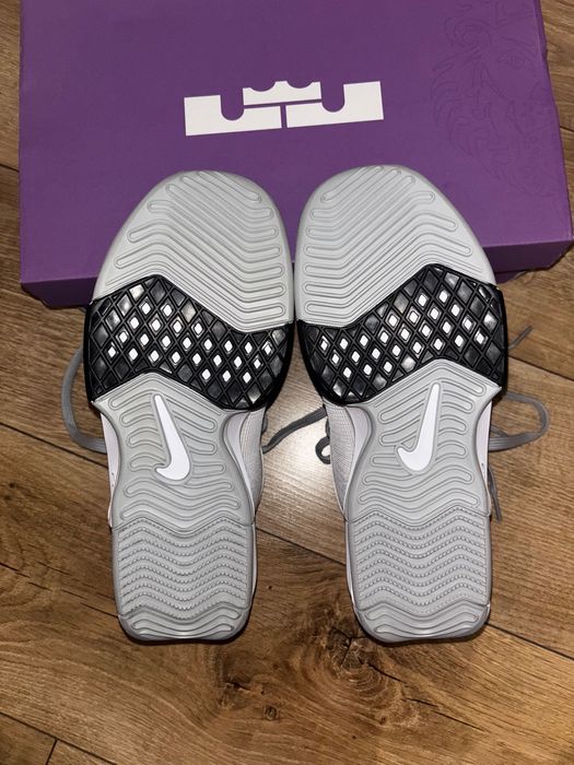 Nike LeBron Witness 8 "Light Smoke Grey"