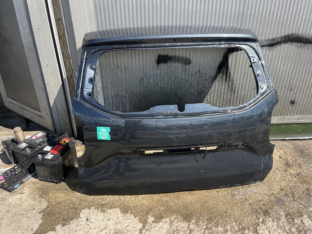 Капак,багажник Dacia Duster 2018 2бр