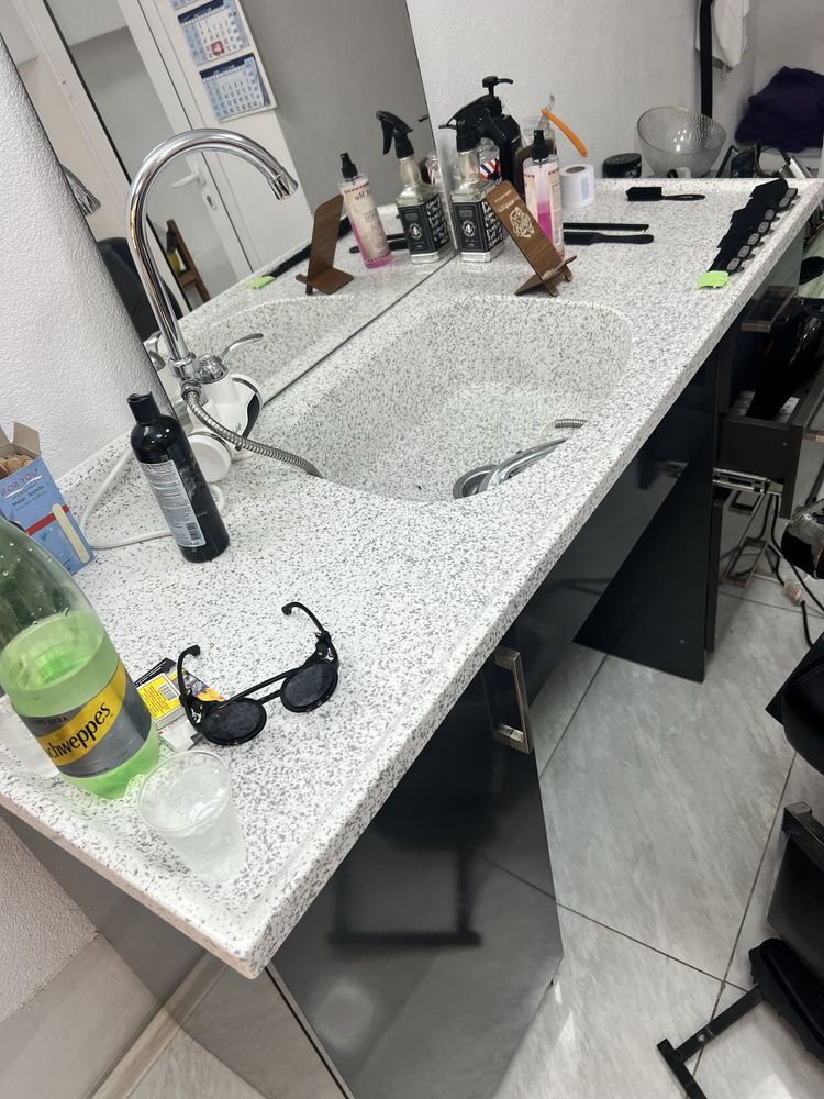 Бръснарско работно място +стол за barber shop перфектно