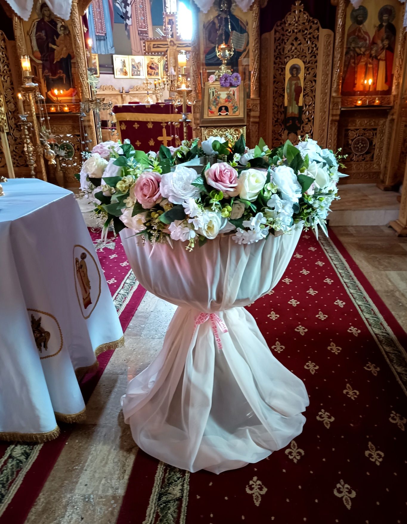 Aranjament floral pentru cristelniță