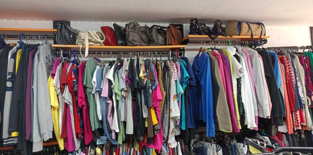 Продавам дрехи втора употреба на едро, първо качество