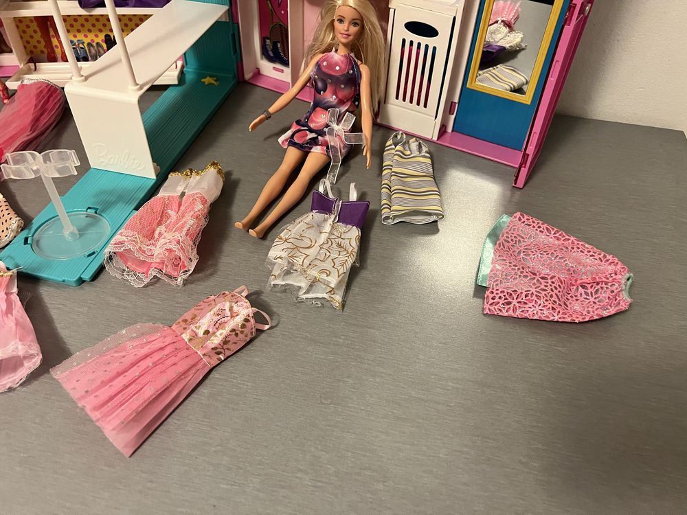 Barbie - 2 papusi si garderoba comoleta