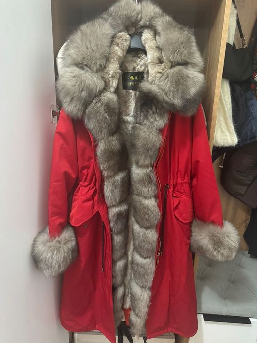 Продам парку, куртка в подарок и коробка для гендрпати