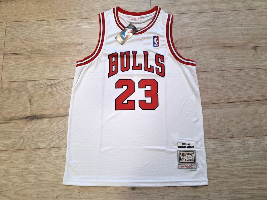 Баскетболен потник на Майкъл Джордан #23#Чикаго Булс#Mitchell & Ness !