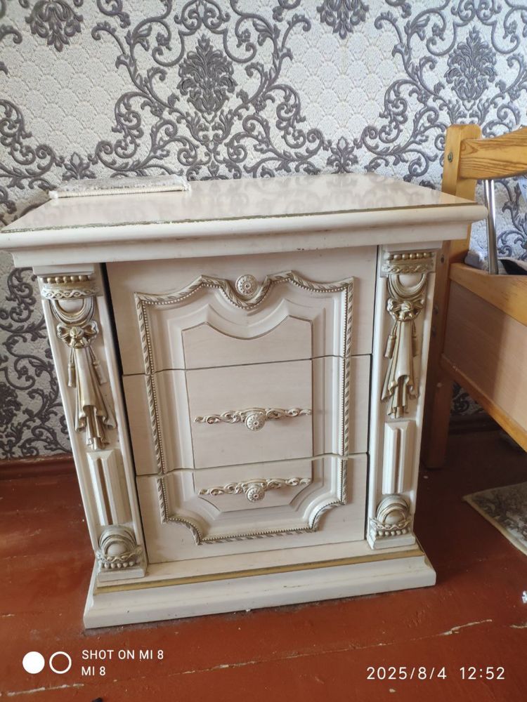 Spalniy mebel komplekt sotiladi. Holati yaxshi yengide turipti.