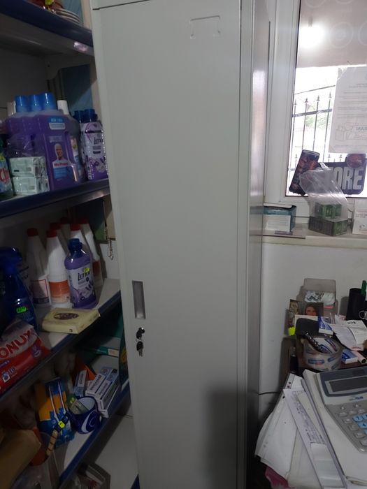 Vând rafturi comerciale