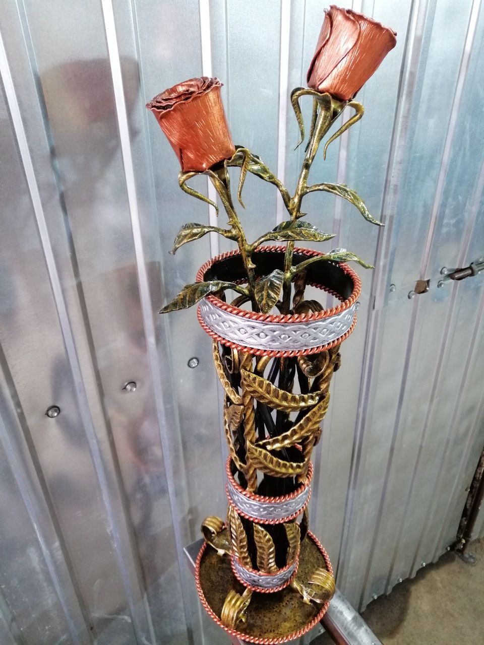 Кованая ваза с розами