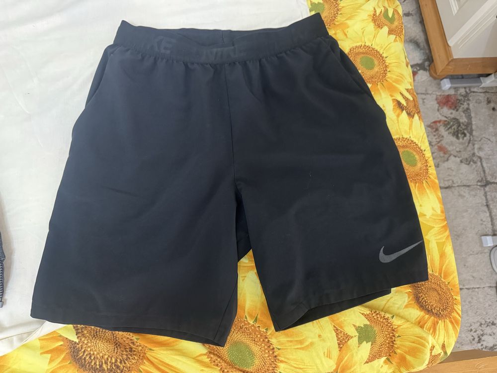 Vand pantaloni scurti Nike