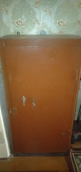 Продам сейф металлический   прочный