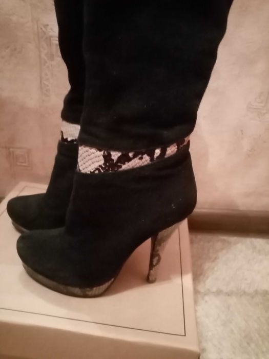 Продам  замшевые сапоги, осень. Размер 35.