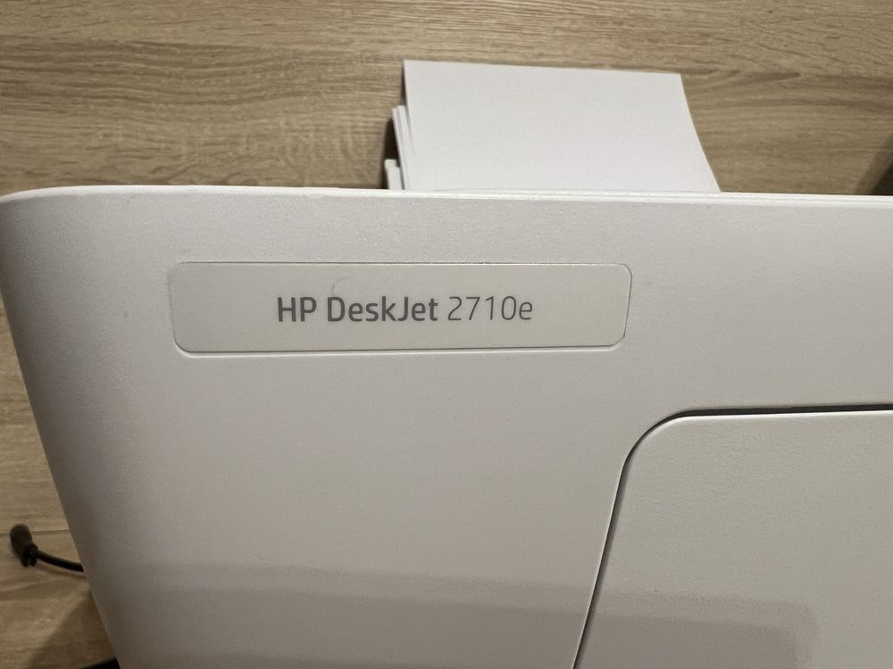 Vand imprimanta multifunctionala cu scaner HP DeskJet 2710e  noua