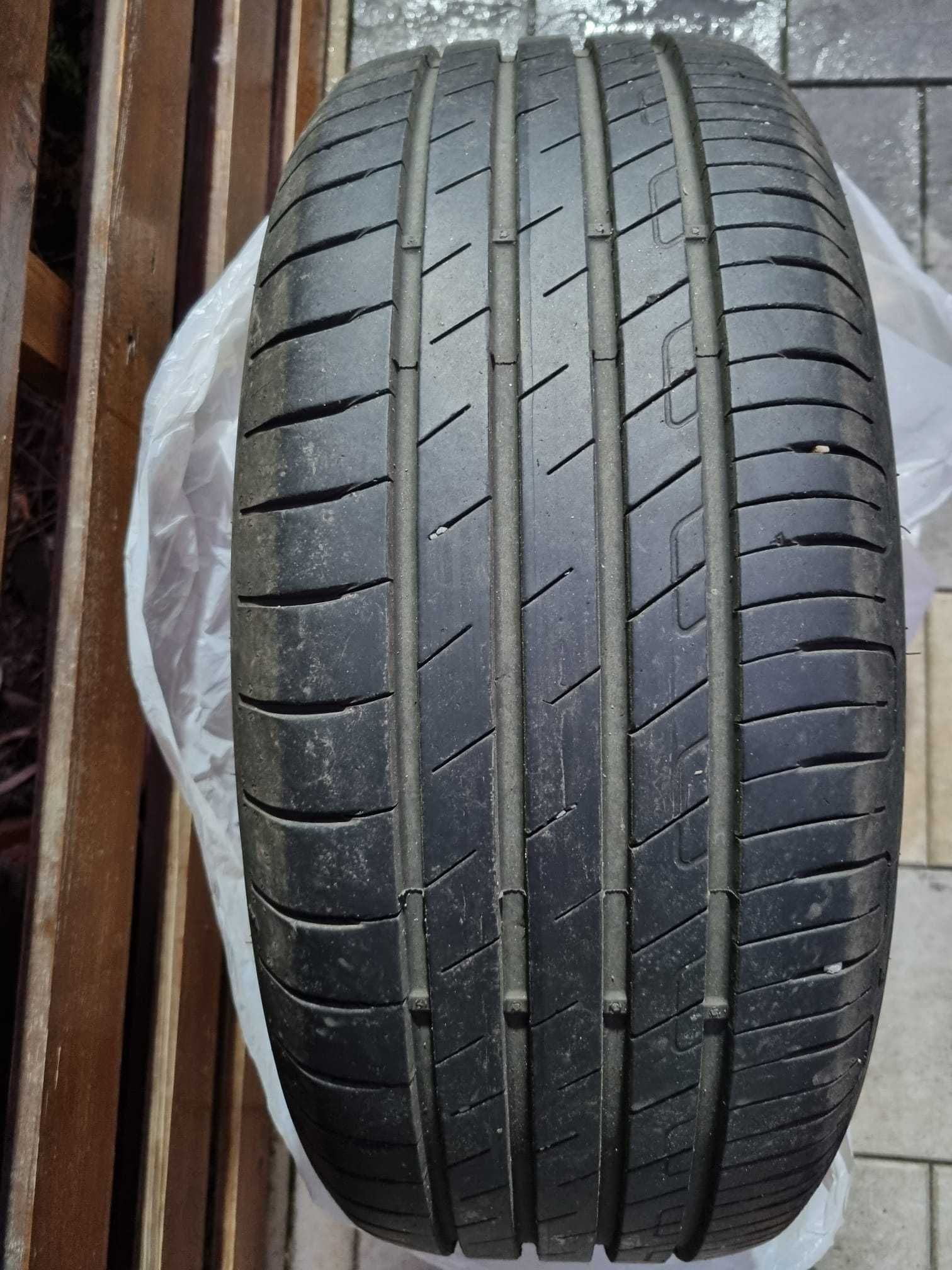 Vand set vara Goodyear EffecientGrip Performance 215 50 R17 dot 22