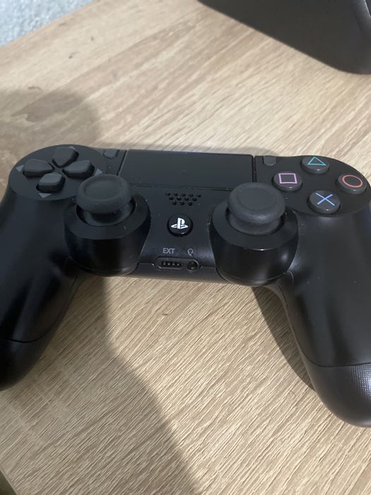 Конзола плейстейшен 4