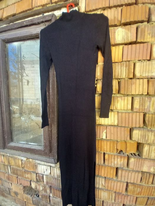 Vând rochie de culoare neagră