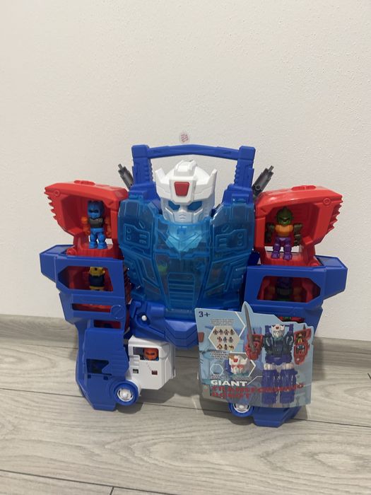 Robot cu 10 figurine jucarie