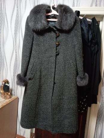 Женское пальто темно-серого цвета