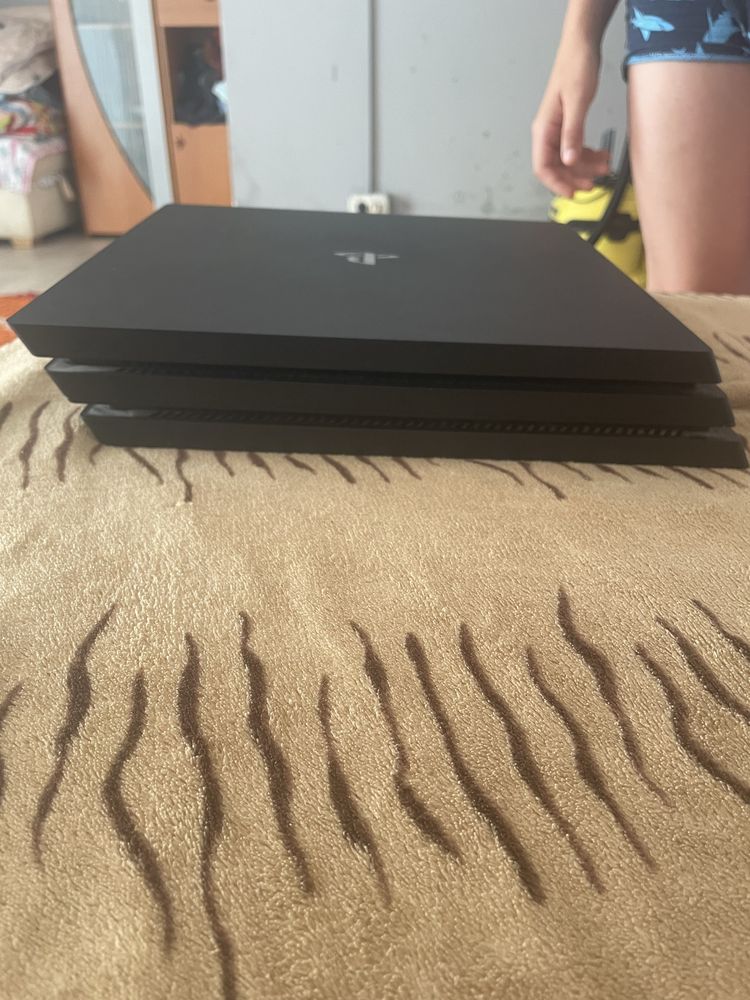 Play station 4 pro cu o maneta