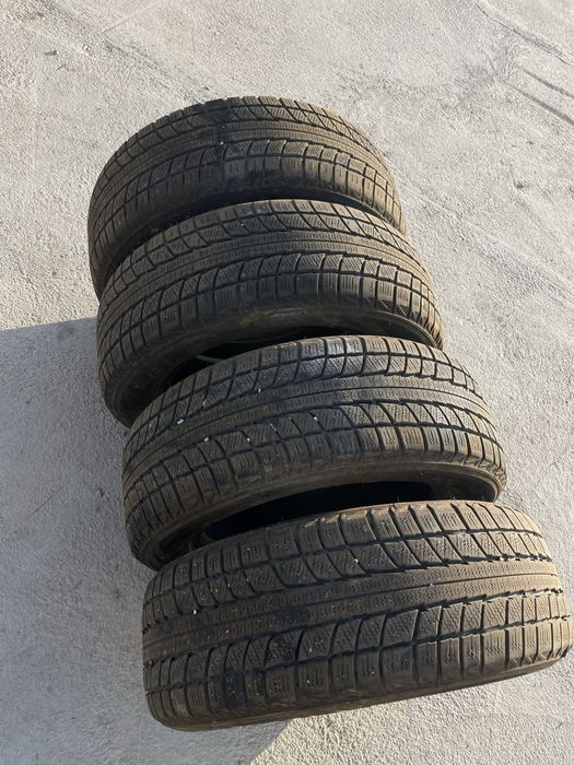 Шины зимние в хорошем сост, размер 215/60/16