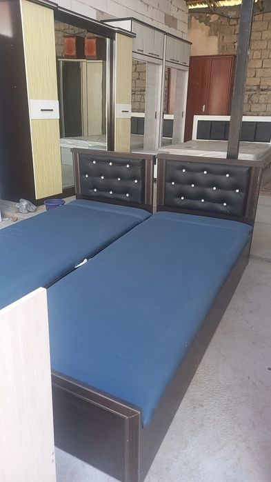 Продаётся кровать с новым матрасом есть и другие кровати