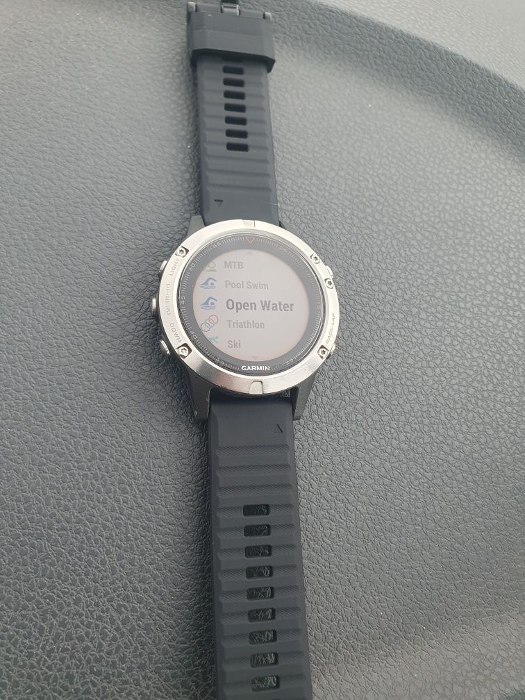 Продавам часовник Garmin Fenix 5 Silver
