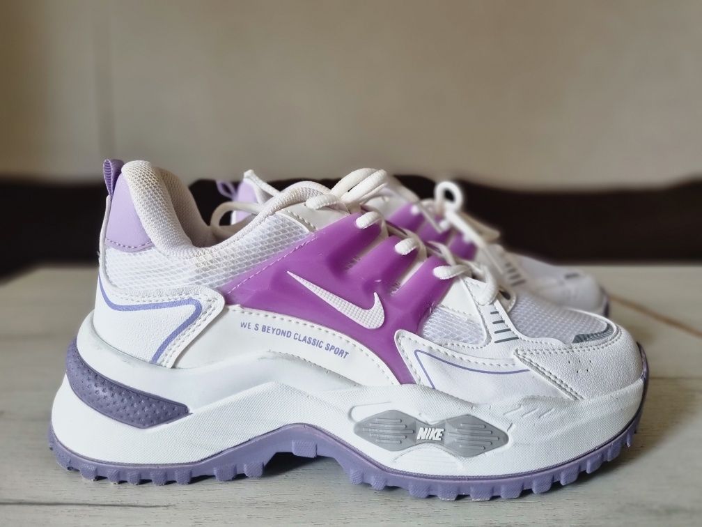 Нови дамски маратонки Nike