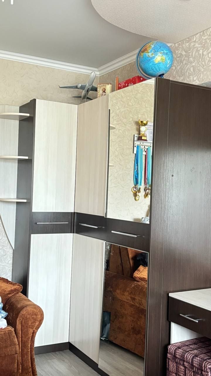 Продам шкаф, трюмо и стол