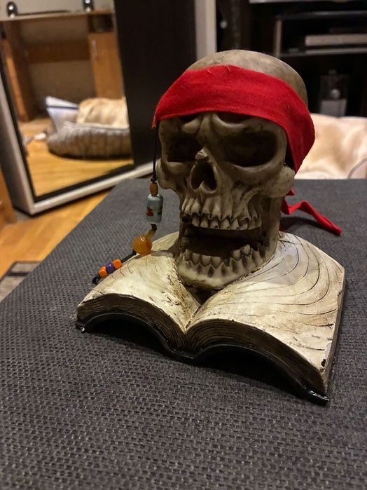 Карипски пирати статуетка на череп с два меча