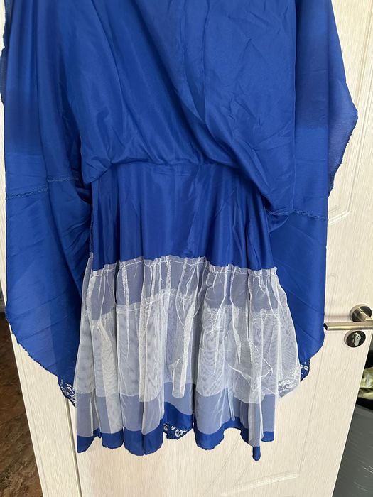 Елегантна дантелена рокля в кобалтово синьо