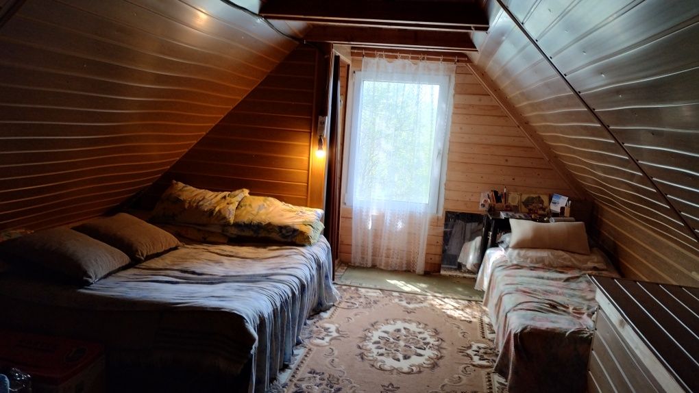 Cabana din lemn intr.o zonă liniștită