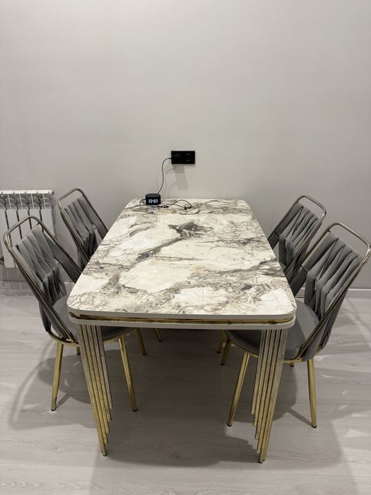 Стол со стульями