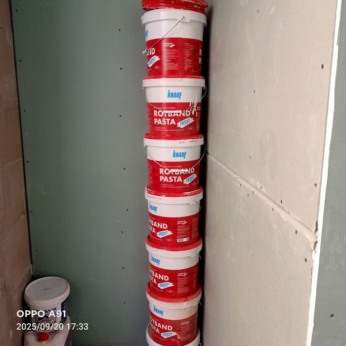 Пустые ведра для воды