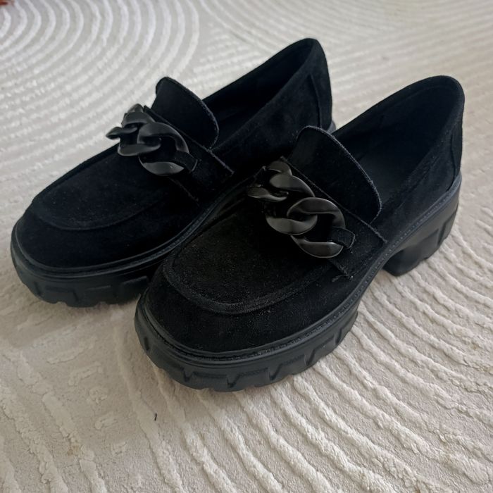 Замшевые лоферы;