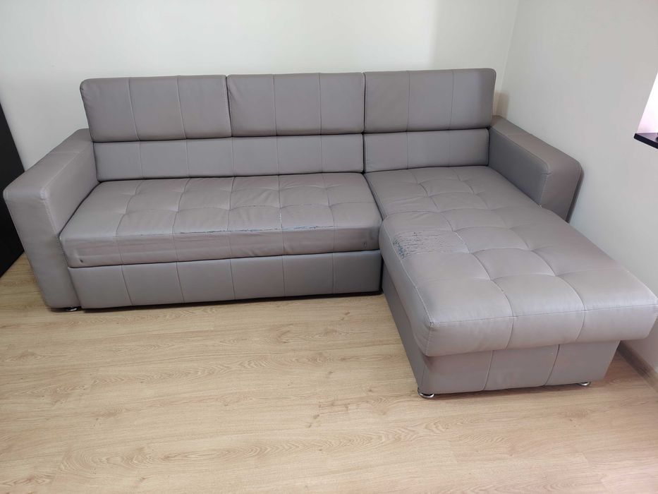 Colțar extensibil cu tetiere și ladă pentru depozitare