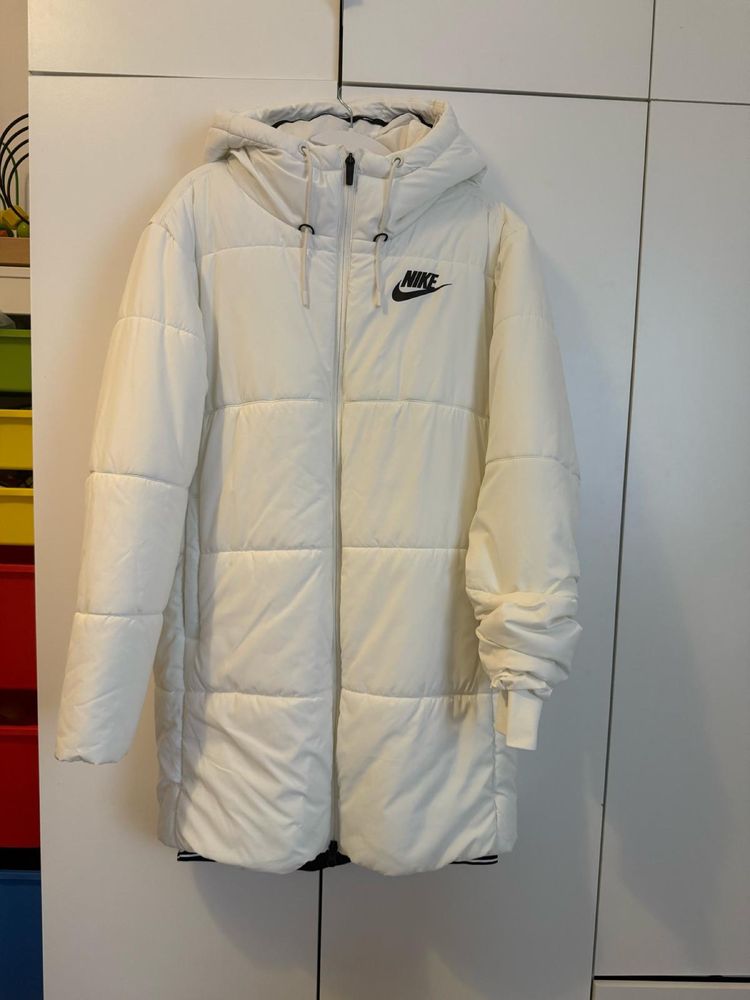 Яке Nike.