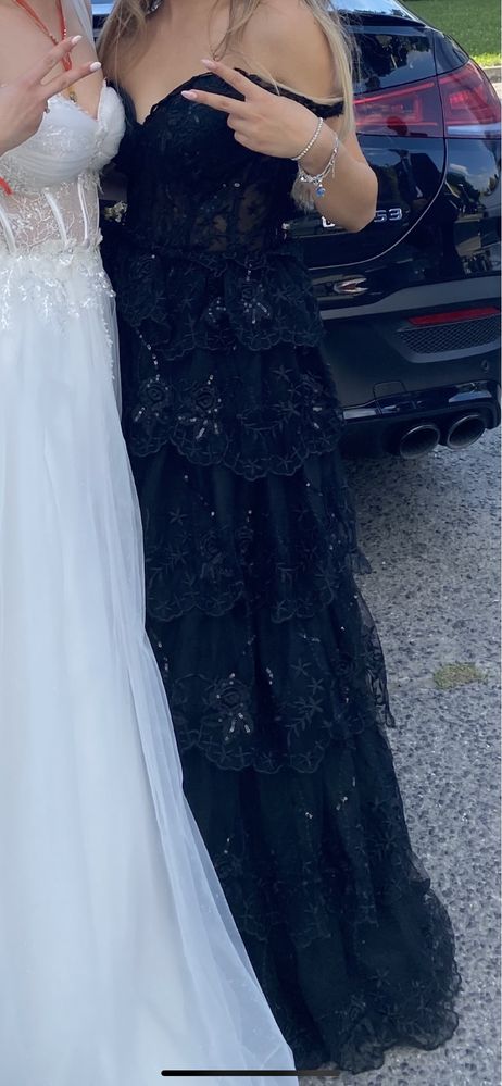 Черна официална рокля с цепка и отворени рамена